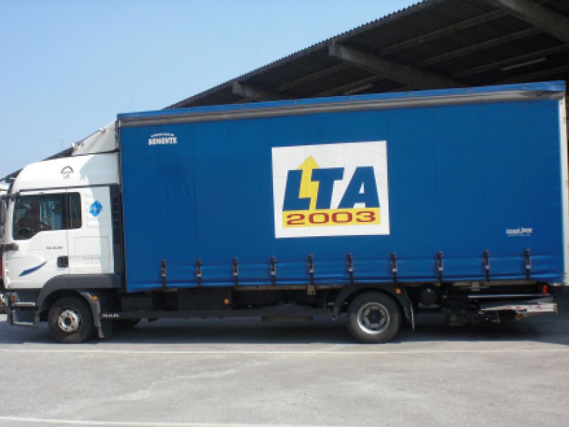 Flota de camiones de transportes LTA 2003